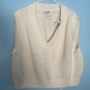 NWT. XL A&F cropped cream vest. Home without animals and nonsmoking.